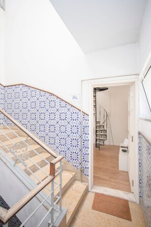 Appartement | Bureau, fer et planche à repasser, Internet