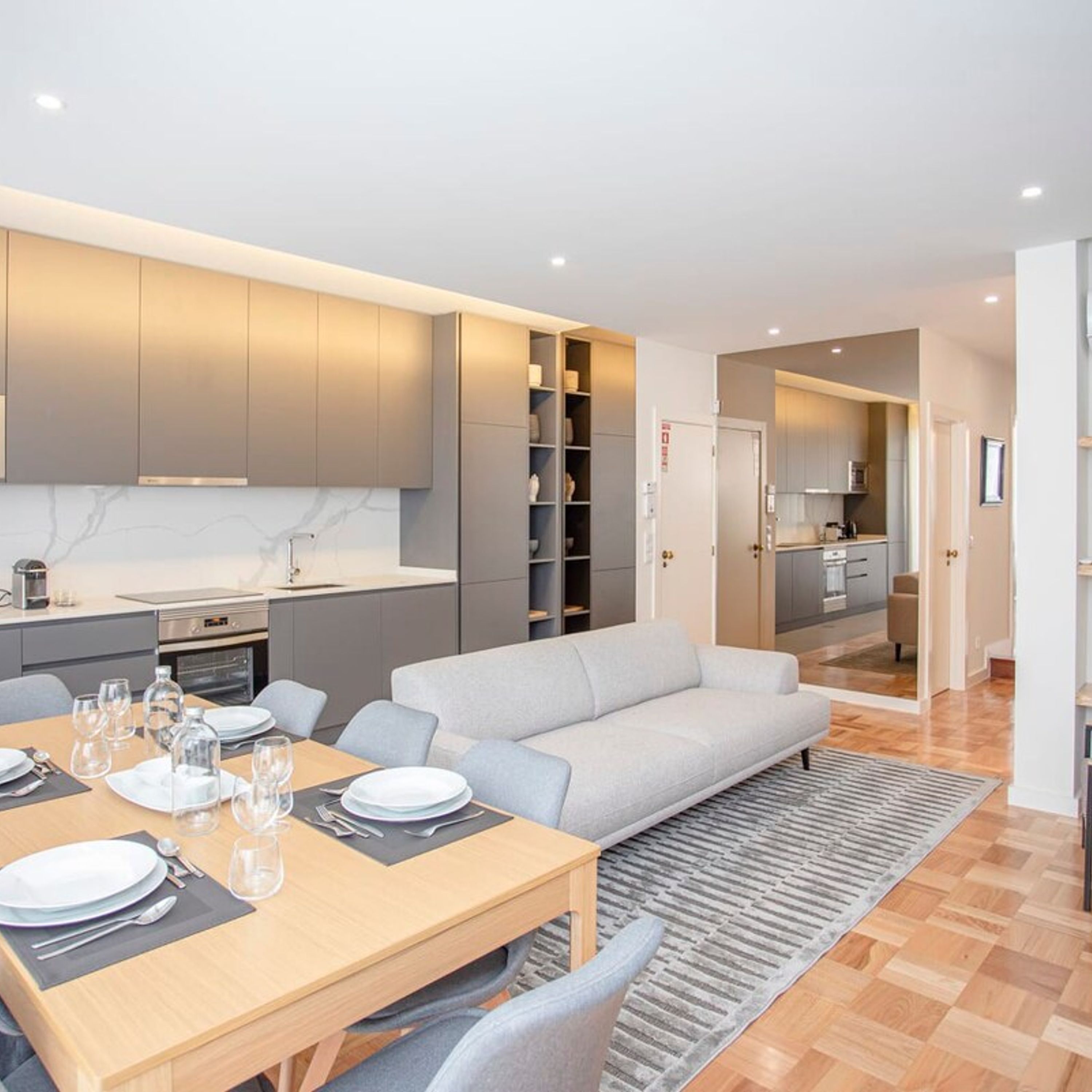 Casa | 4 quartos, escrivaninha, ferros/tábuas de passar roupa