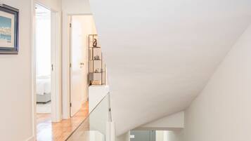 House | 4 bedrooms, desk, iron/ironing board, Internet