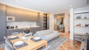 House | 4 bedrooms, desk, iron/ironing board, Internet