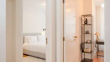 House | 4 bedrooms, desk, iron/ironing board, Internet