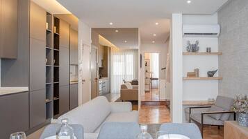 4 bedrooms, desk, iron/ironing board, Internet