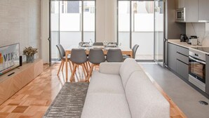 Eine moderne Wohnung mit Essbereich, Küche und Wohnzimmer.