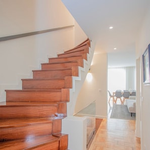 House | 4 bedrooms, desk, iron/ironing board, Internet