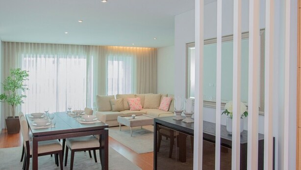 A modern living room with a dining area, a sofa set, and a kitchen area. - Liiiving in Porto Balcony Drag o View (Porto)