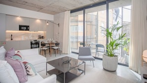 A modern apartment with a kitchen, dining area, and a balcony with a potted plant. - Liiiving in Porto - Bolh o Trendy Apartment III (Porto)
