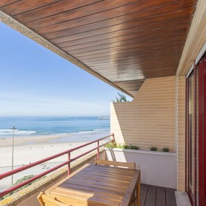 1 bedroom, iron/ironing board, Internet - Liiiving in Matosinhos - Seaside Balcony Apartment (Porto)
