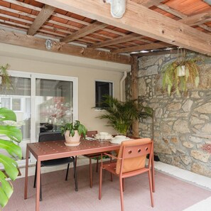 House | 2 bedrooms, desk, Internet