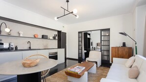 A modern living space with a kitchen, dining area, and seating area. - Liiiving in Porto - Casa Duque Apartment II (Porto)
