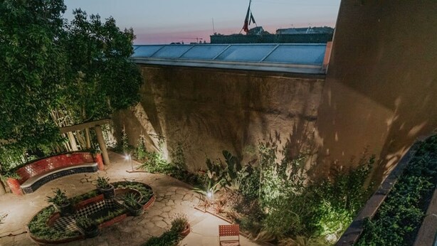 An outdoor patio area with a fire pit, seating, and potted plants. - Liiiving in Porto - Casa Duque Apartment II (Porto)
