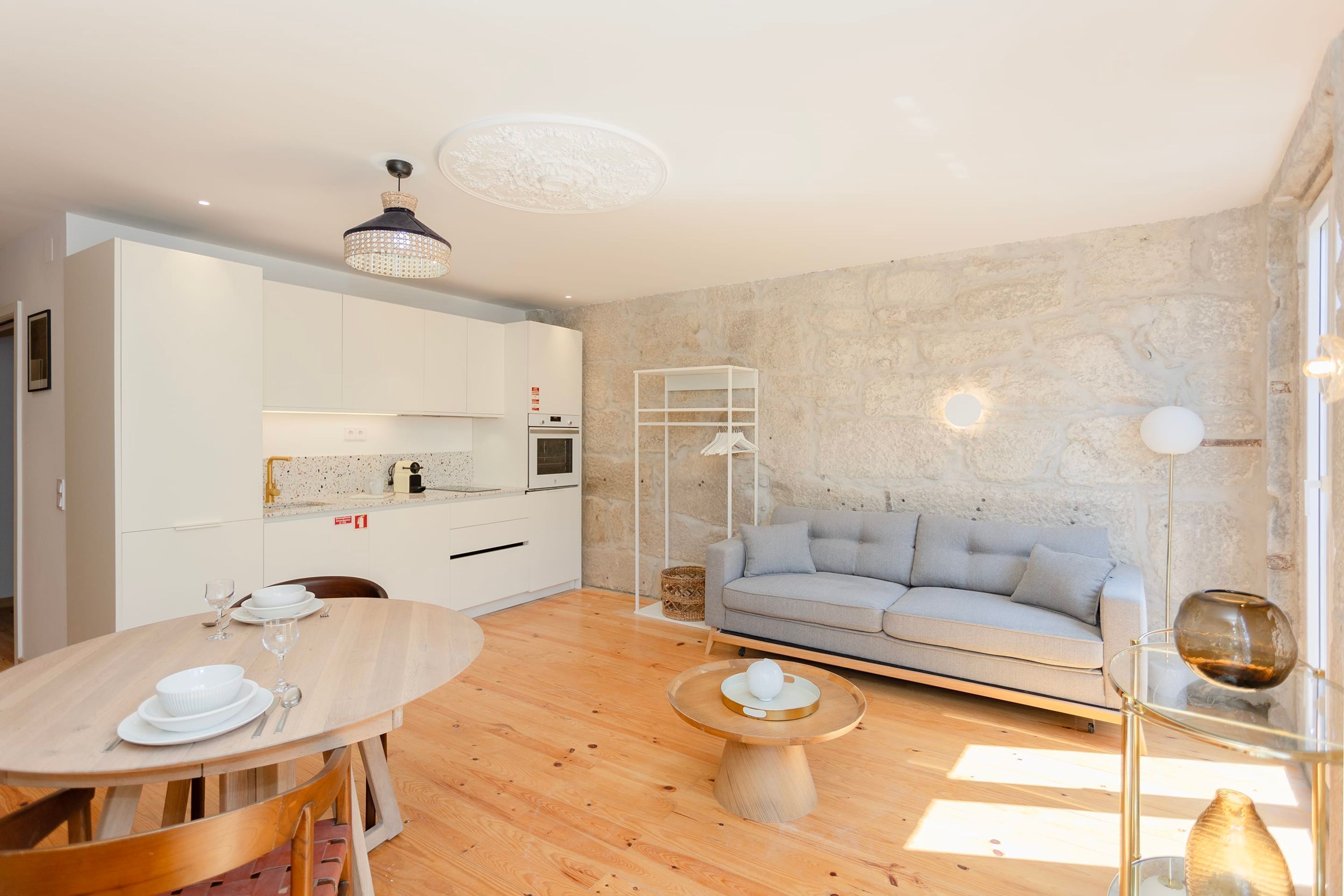 Un espacio habitable moderno con cocina, comedor y zona de estar.