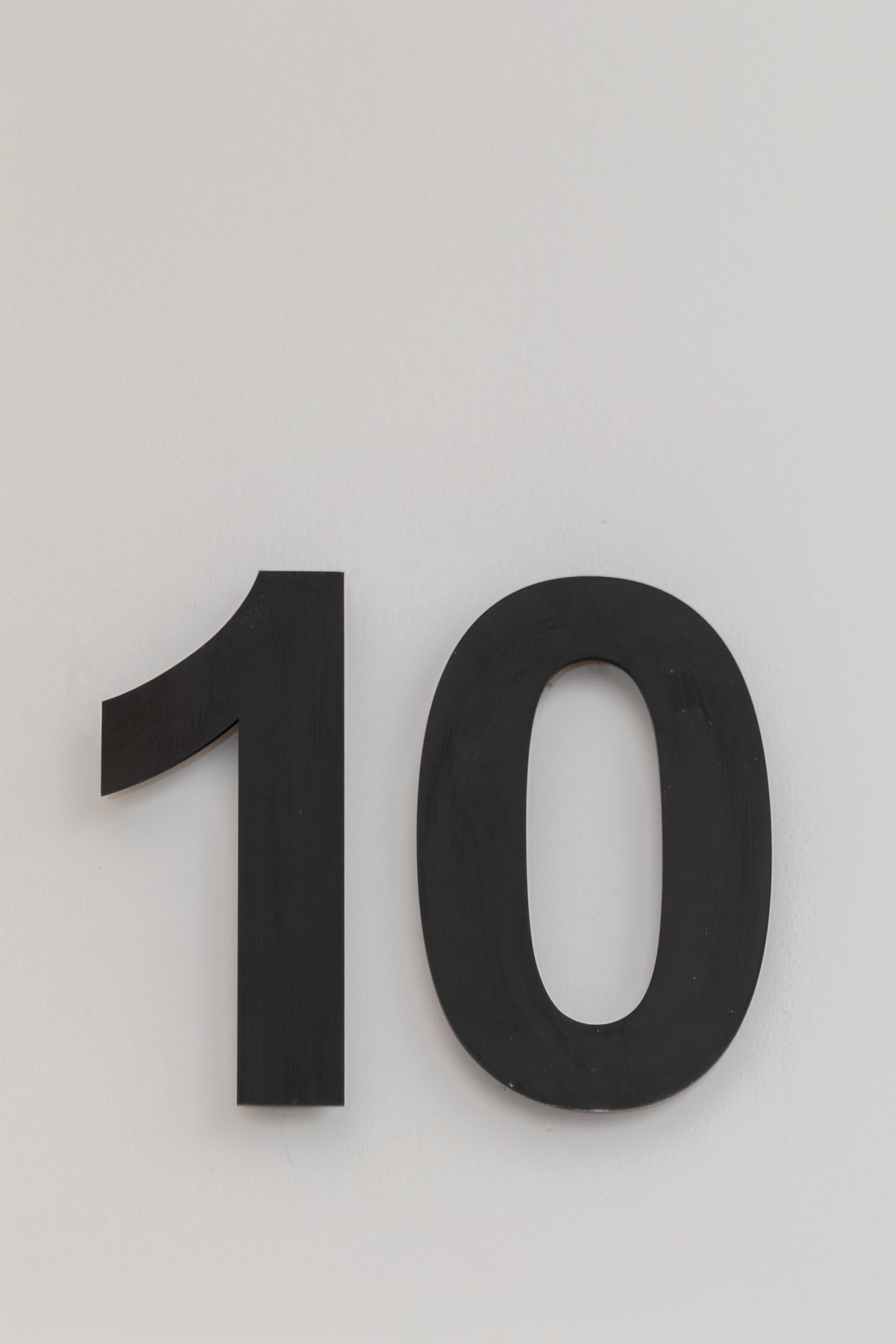 Musta numero 10 valkoisella pohjalla.