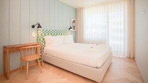 A bedroom with a bed, a desk, and a chair. - Allegro Boutique Apartment C by Liiiving (Porto)