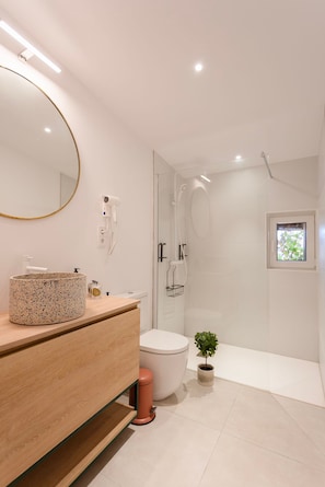 A modern bathroom with a round sink, a toilet, a shower, and a small window. - Liiiving In Gaia - The Wine Side XVI (Vila Nova de Gaia)
