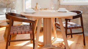 A dining area with a round wooden table, four chairs, and a hanging light fixture. - Liiiving In Gaia - The Wine Side XVI (Vila Nova de Gaia)