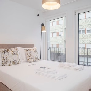 2 habitaciones, escritorio y tabla de planchar con plancha 