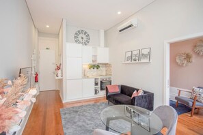 Casa | 1 quarto, escrivaninha, ferros/tábuas de passar roupa