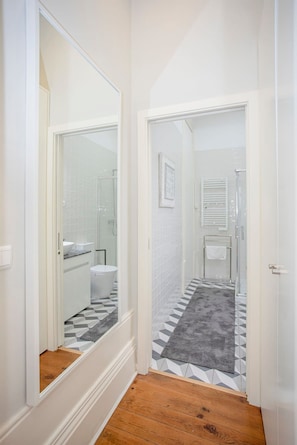 Casa | 1 quarto, escrivaninha, ferros/tábuas de passar roupa