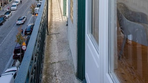 A narrow balcony with a view of a busy street and adjacent buildings. - Liiiving in Porto-mouzinho Residence Apartment 3F (Porto)