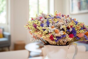 A bouquet of dried flowers in a clear vase on a table. - Liiiving in Porto - Haven Pool Apartment (Porto)