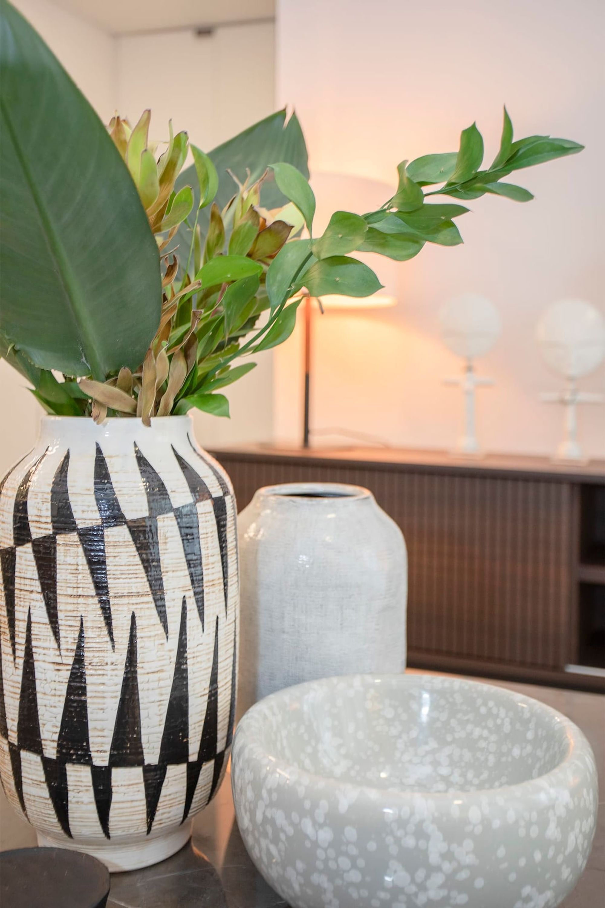Eine dekorative Vase mit geometrischem Muster und eine Schale mit punktiertem Design.