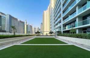 2 bedrooms - Manzil - 2BR in Business Bay w Dubai Canal View (Dubai)