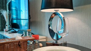 Apartment - Manzil- Cozy Studio in Business Bay w Canal Views (Dubai)