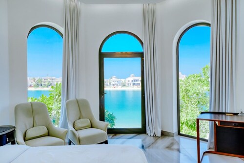 Ultra Lux 4BR Pool Villa in Palm w Private Beach