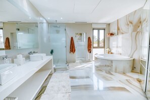 House - Ultra Lux 4BR Pool Villa in Palm w Private Beach (Dubai)