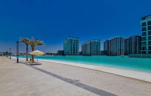 Room - Stylish Waterfront 1 BR w pvt Beach Near Downtown (Dubai)