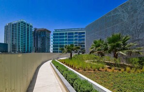 Apartment | 1 bedroom - Stylish Waterfront 1 BR w pvt Beach Near Downtown (Dubai)