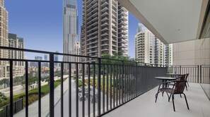 Apartment | 3 bedrooms - Designer 3 BR w Walking Distance to Dubai Mall (Dubai)