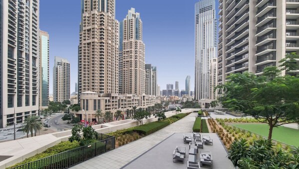 Apartment | 3 bedrooms - Designer 3 BR w Walking Distance to Dubai Mall (Dubai)