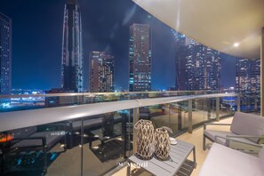 Room - Manzil - Spacious 2BR Home w Burj View in Downtown (Dubai)