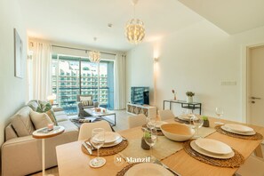 Room - Manzil - 1BR Maid Hubcanal Dubai Sports City (Dubai)