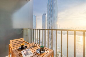 Apartment - Manzil - 2BR Creek Edge Sea View (Dubai)
