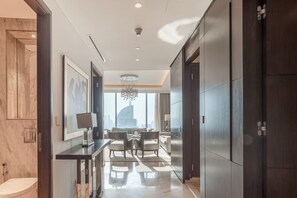 4 bedrooms - Stylish 4BR Home With Direct Access to Dubai Mall (Dubai)