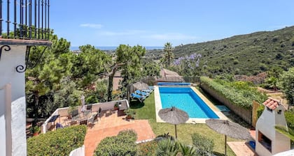 Encantadora casa de 3 habitaciones con piscina privada en Estepona