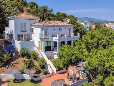 Charming 3-bedroom house with private pool in Estepona