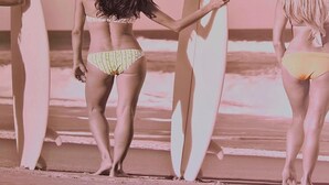 Three people walking on a beach with surfboards, wearing bikinis. - 42 PRO -stay Symphony Apartment (Paralimni)