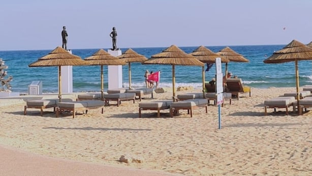 A beach with sun loungers and thatched umbrellas. - 25 AN - Pernera House (Ayia Napa)