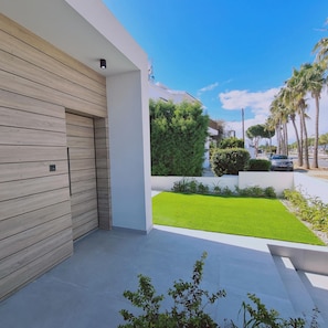 2 bedrooms, soundproofing - Stay Sunshine Aura in Protaras (Paralimni)