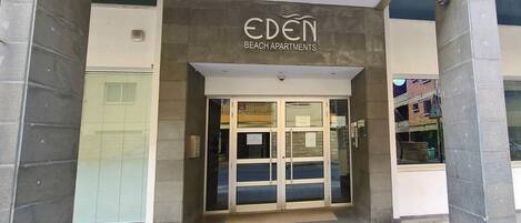 Studio, Smoking | Soundproofing