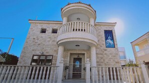 فيلا - ل�لمدخنين | 4 عدّة غرف نوم وتجهيزات عازلة للصوت