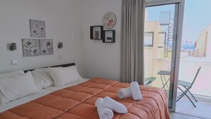 Une chambre d’hôtel avec un grand lit, une horloge au mur et une vue sur l’extérieur.