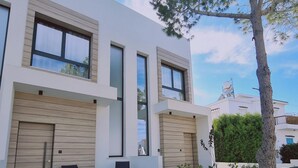 A modern two-story house with a white exterior, large windows, and a number '20' on the wall. - 46 PRO - Stay Anemone 20 (Paralimni)