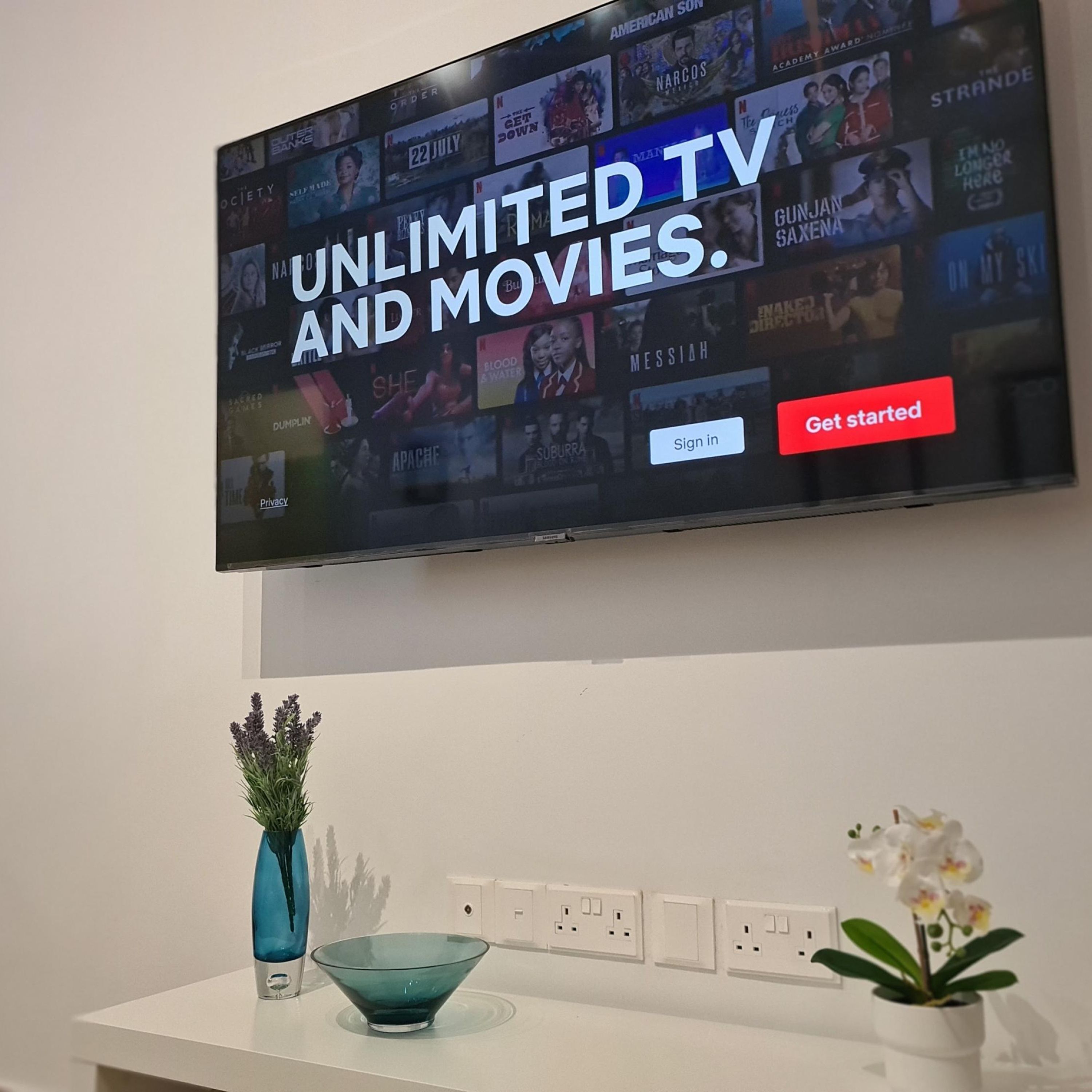 Un televisor mostrando un mensaje promocional de televisión y películas ilimitadas.