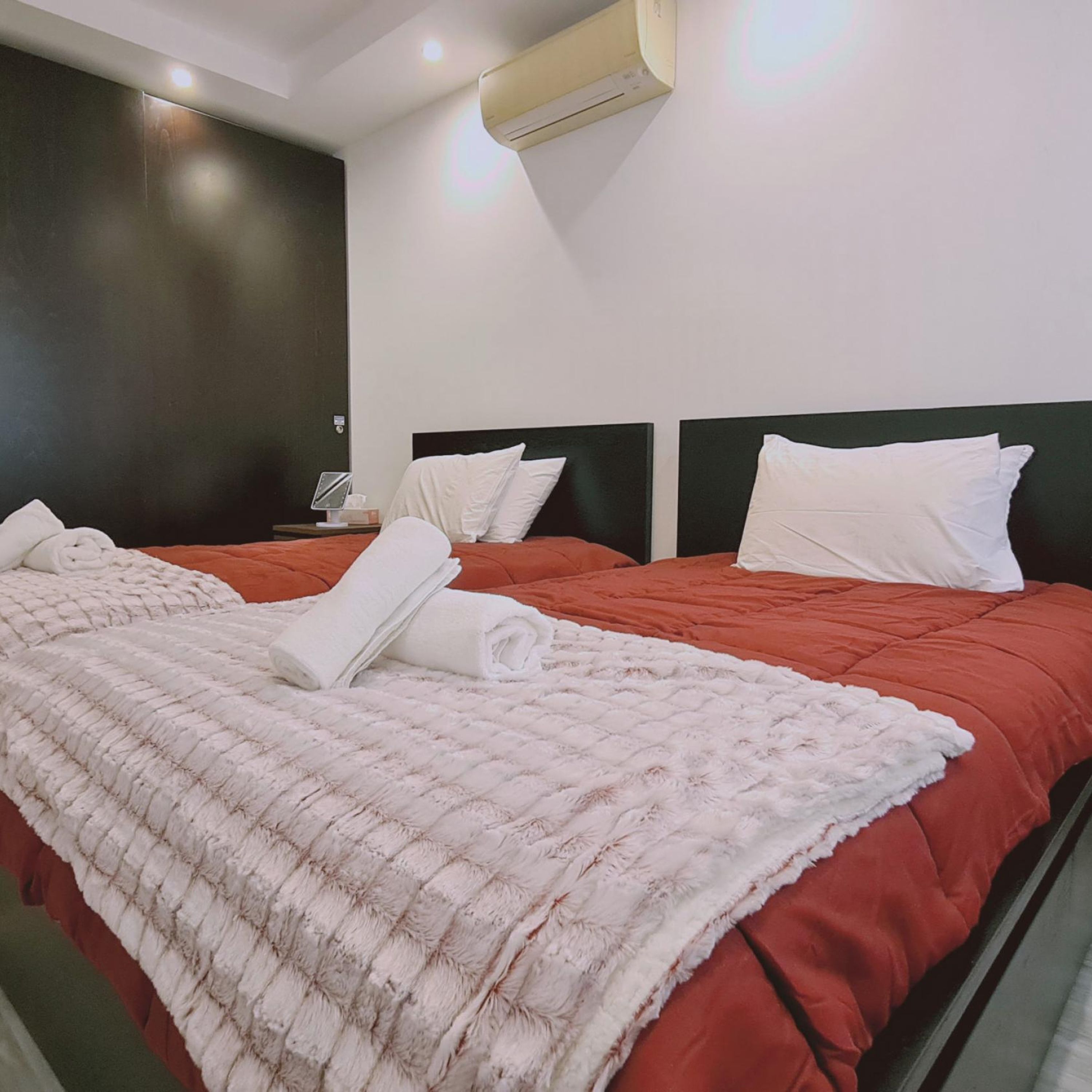 2 عدّة غرف نوم وتجهيزات عازلة للصوت