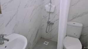Ein Badezimmer mit Waschbecken, Toilette und Dusche.