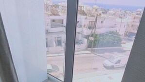 Ein Balkon mit Blick auf ein Wohngebiet und eine Straße.